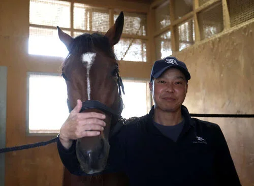 担当馬のスラッシュと竹内彰秀調教助手（撮影・白石智彦）