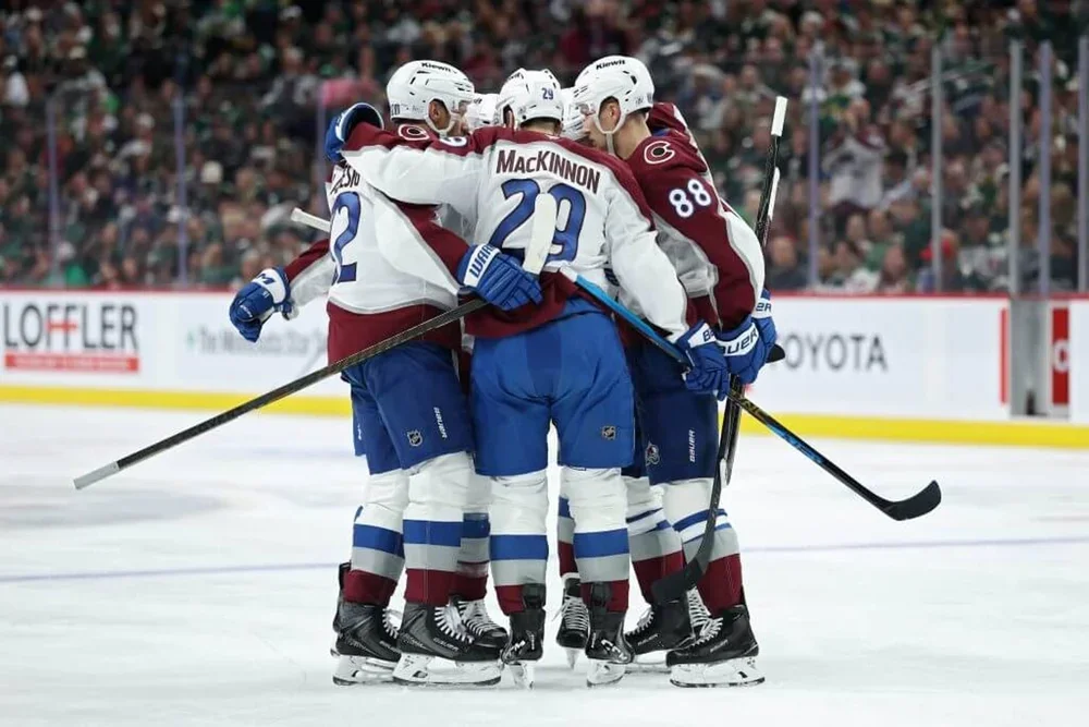 The Avalanche celebrate Nazem Kadri's goal in the first period on Monday.